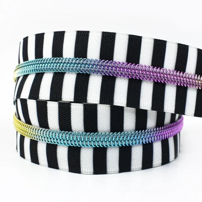 Rainbow Large Striped Nylon Size 5 Zipper with Pulls - Black and White